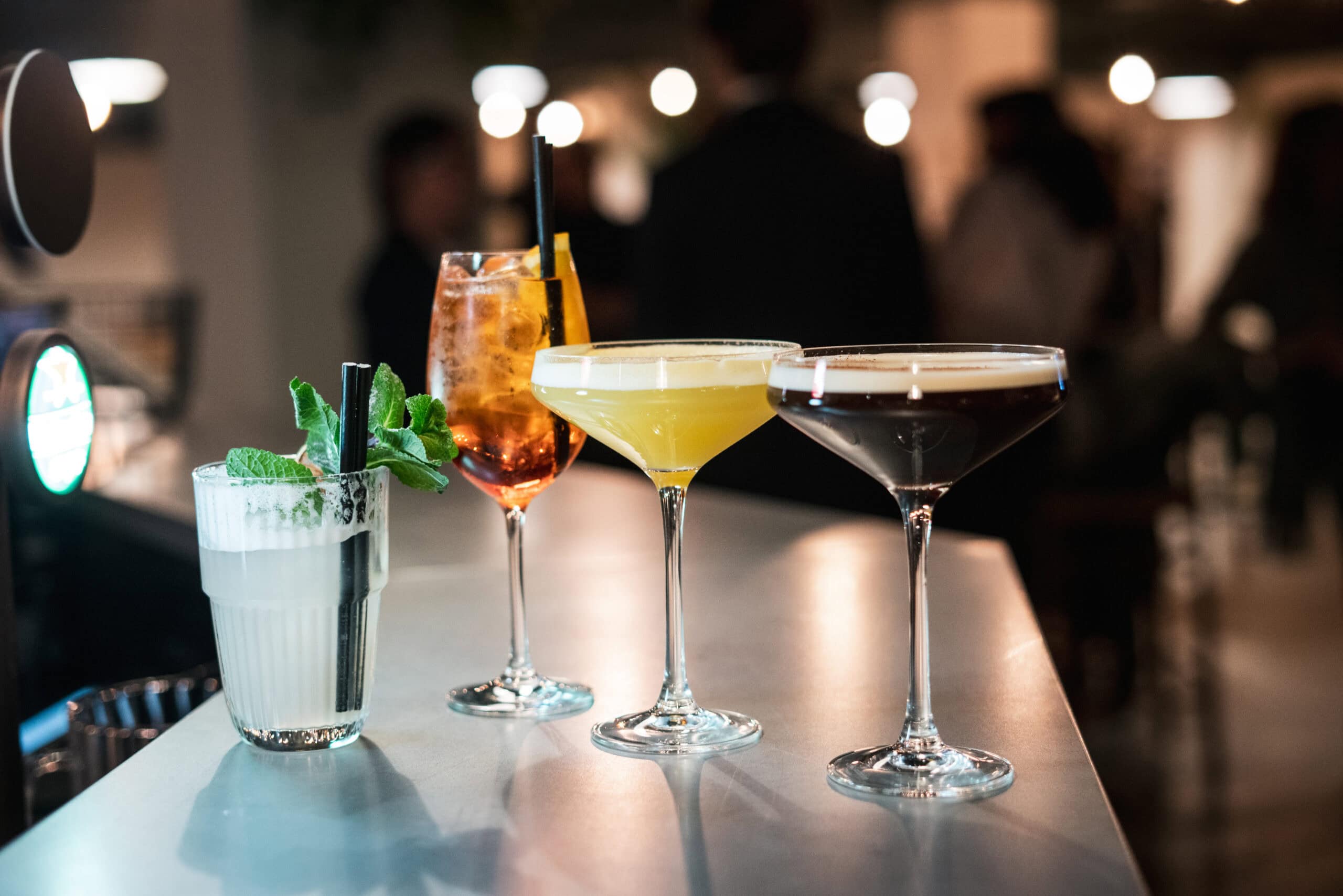 Fyra drinkar på baren